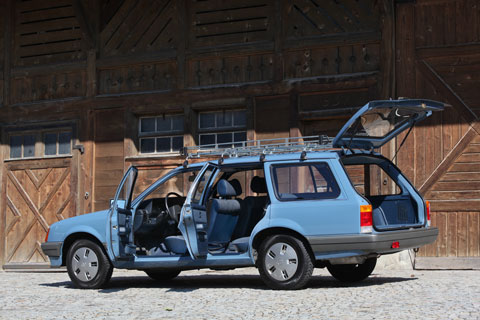 Heckansicht des Opel Rekord LS Caravan 1988