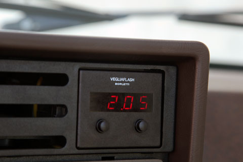Uhr im Fiat X 1/9 von 1979