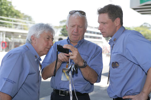 Drei FIA-Verantwortliche unter sich: Charlie Whiting (Mitte) mit Herbie Blash (links) und Bernd Mailänder (rechts)