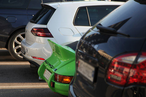 Porsche 911 Carrera RS 2.7 zwischen modernen Autos (© Bruno von Rotz)