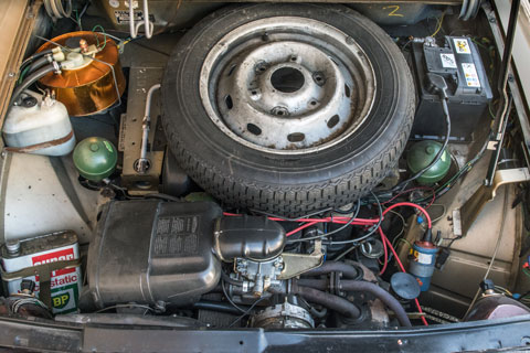Ersatzrad im Motorraum des Citroën GS von 1977