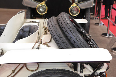 Doppeltes Reserverad bei einem Vorkriegsautomobil