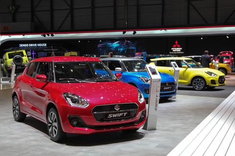 Bunte Suzuki Swift am Autosalon