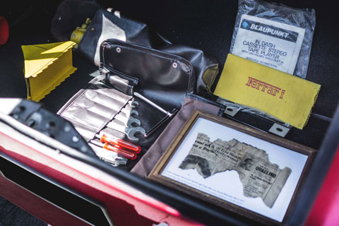 Werkzeug und Zubehör des Dino 246 GTS 1972 (© Sébastien Defaux - Courtesy Artcurial)