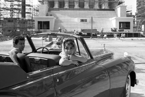 Liz Taylor im Rolls-Roye Silver Cloud II Drophead Coupe von 1960