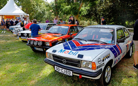 Rallye-Fahrzeuge bei den Opelvillen