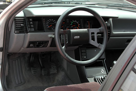 Cockpit des Renault 11 Turbo 1984