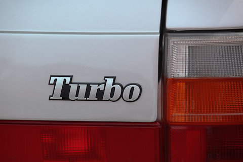 Turbo-Aufschrift am Heck des Renault 11 Turbo 1984