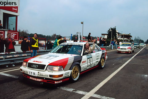 Die Audi-V8-Truppe im Jahr 1990, u.a. mit HJ Stuck (© DTM)