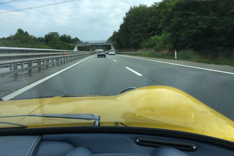 Lamborghini Miura verfolgt Jaguar E-Type auf der Autostrada