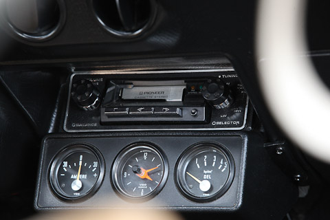 Radio und Zusatzinstrumente im Opel Ascona SR