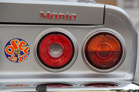 Flower-Power-Kleber im Opel Manta Berlinetta