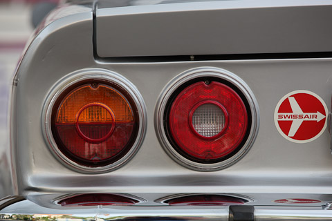 Swissair-Kleber im Opel Manta Berlinetta