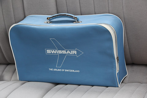 Swissair-Tasche im Opel Manta Berlinetta