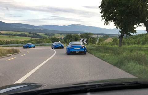 Gruppe von modernen Alpine A110 fährt durch das Waadtland