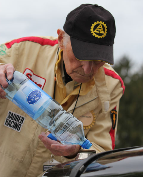Gody Näf füllt Wasser am Amilcar CS nach am GP Mutschellen 2012