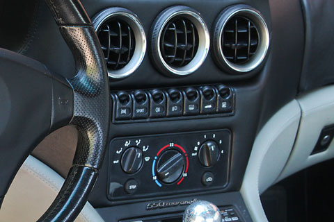 Cockpit des Ferrari 550 von 1997