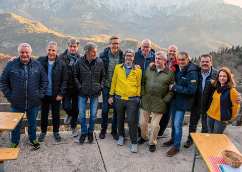 Jubiläumstruppe vor der Alpenkulisse