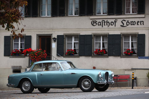 Alvis Graber Special von 1957 vor dem Löwen