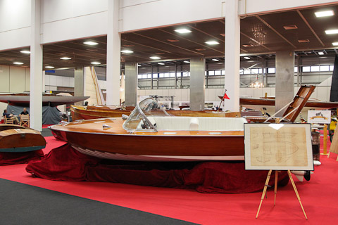 Historisches Holz-Motorboot an der Boot & Fun 2019 in Berlin