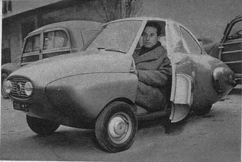 Cingolani und sein Kabinenroller im Jahr 1953