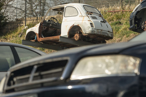 Fiat 500 auf dem Schrottplatz in Italien (© Daniel Reinhard)