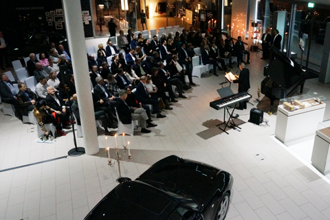 Gebanntes Publikum im Porsche Classic Center Zürich