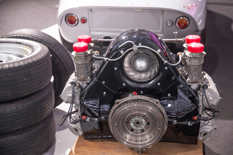 Motor und Ersatzräder zum Porsche 904 GTS von 1964 bei RM/Sotheby's Paris (© Daniel Reinhard)