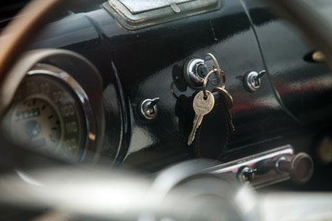 Steckender Zündschlüssel im Fiat 1100-103 von 1955 (© Daniel Reinhard)
