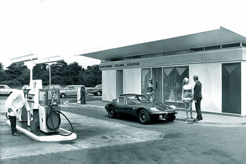 Marcos an der Tankstelle