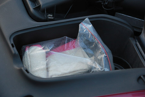 Offene Handschuhklappe beim Porsche 968 von 1993