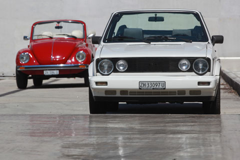 VW Golf Cabriolet vor dem VW 1303 Cabriolet