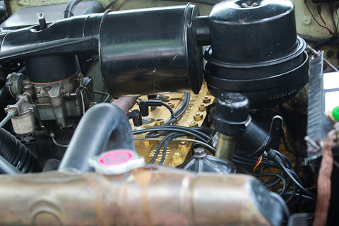 Reihen-Achtzylindermotor im Packard Cavalier Sedan von 1954 am ZCCA 2020