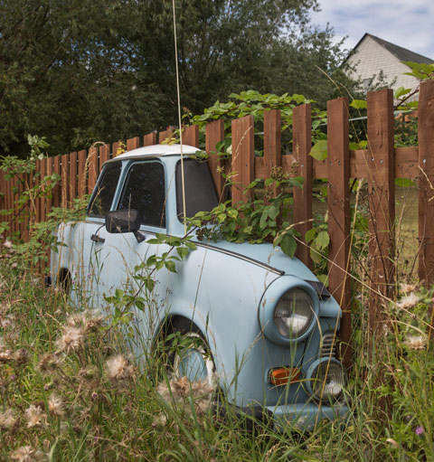Trabant-Hälfte am Zaun (© Daniel Reinhard)