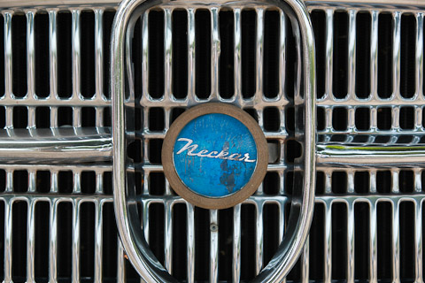 Neckar-Zeichen auf dem Kühlergrill des Fiat-NSU Neckar 1100 (© Bruno von Rotz)