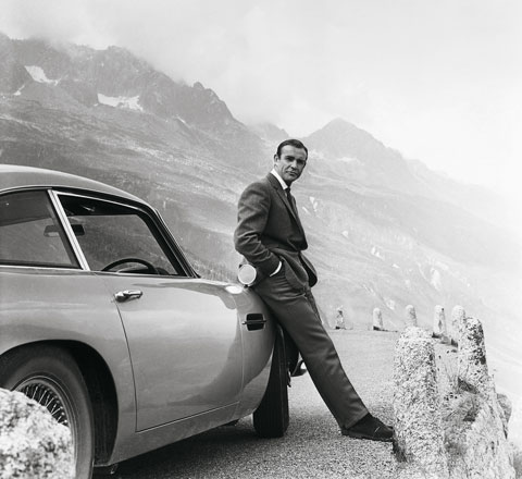 Sean Connery als James Bond und der Aston Martin DB5 (© Aston Martin)
