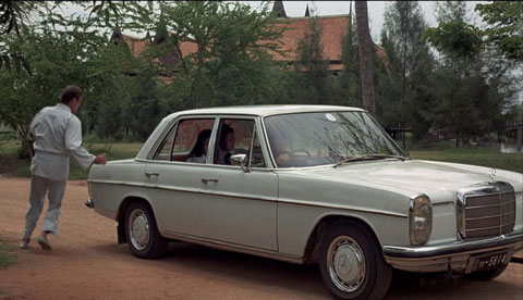 Mercedes-Benz /8 als Fluchtauto im Bond-Film "the man with the golden gun" (© MGM)