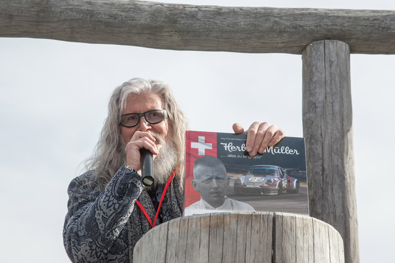 Daniel Müller stellt das Buch über seinen Vater Herbert Müller vor (© Daniel Reinhard)