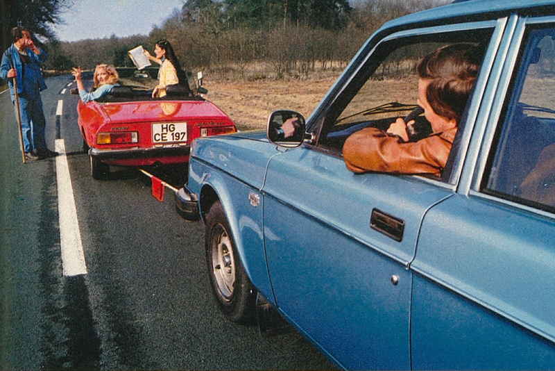 Alfa Romeo Spider schleppt Volvo Limousine an (©Shell)