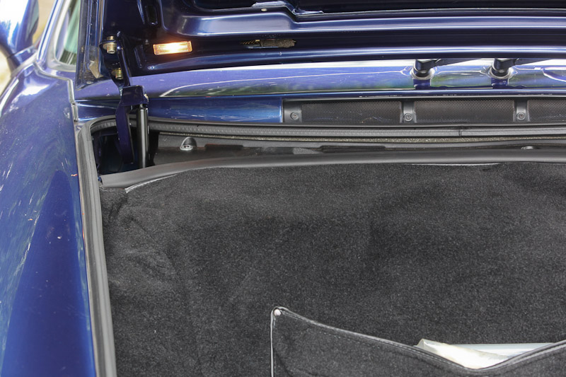 Porsche 993 - Sicherungskasten unter der Abdeckung im Kofferraum