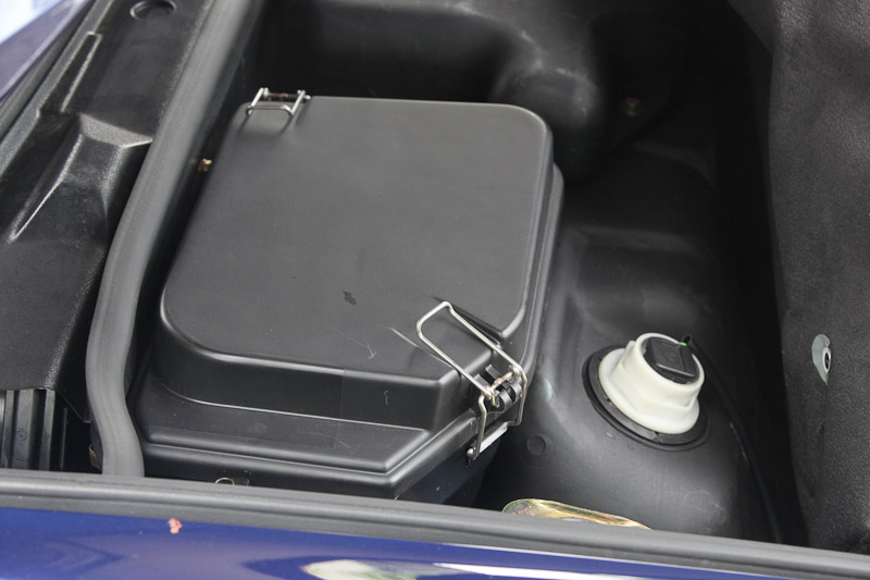 Porsche 993 - Sicherungskasten unter der Abdeckung im Kofferraum