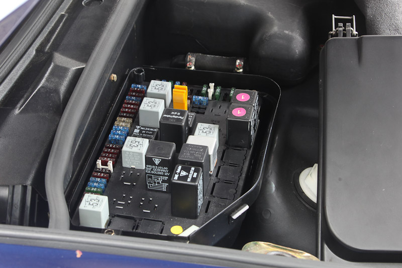 Porsche 993 - Sicherungskasten unter der Abdeckung im Kofferraum