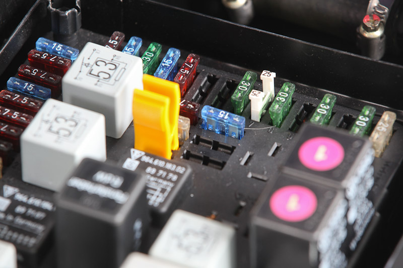 Ersatzsicherungen im Porsche-Sicherungskasten des 993