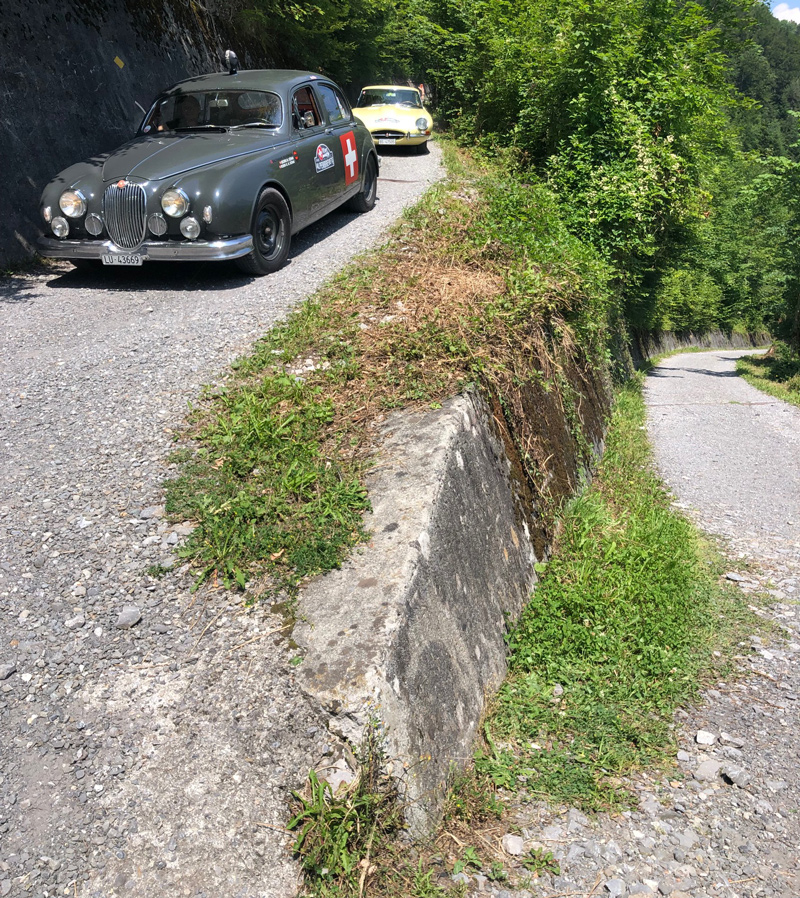 Alpenbrevet 2021: Enge Strassen ohne Asphalt (© Georg Dönni)