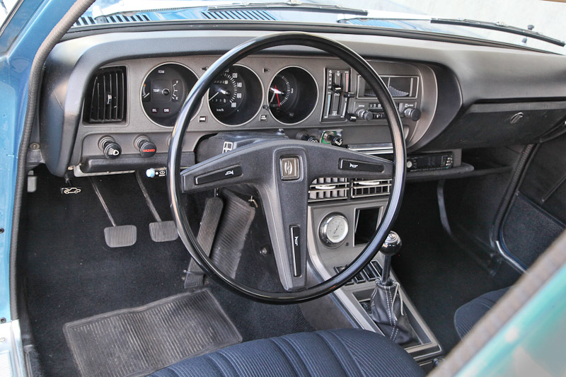 Cockpit des Toyota Corona Mark II von 1976 (© Bruno von Rotz)