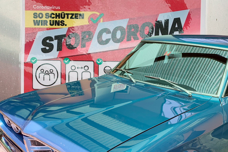 Stop Corona und Toyota Corona Mark II (© Bruno von Rotz)
