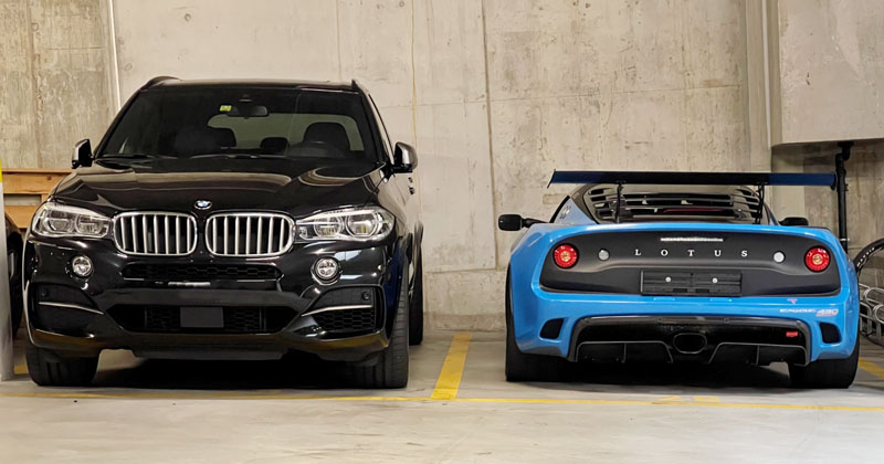 Lotus Exige im Vergleich zu BMW SUV (© Lucio Pompeo)