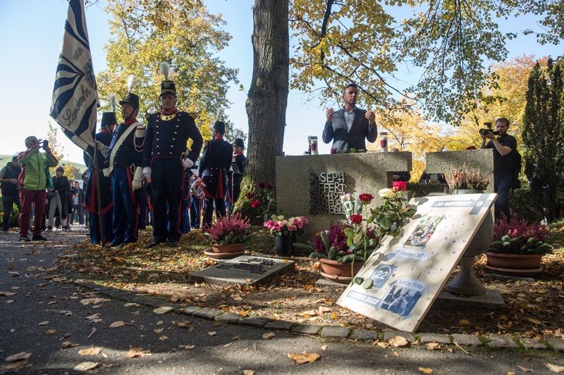 Philippe Siffert hält die Grabrede für Jo Siffert (© Daniel Reinhard)
