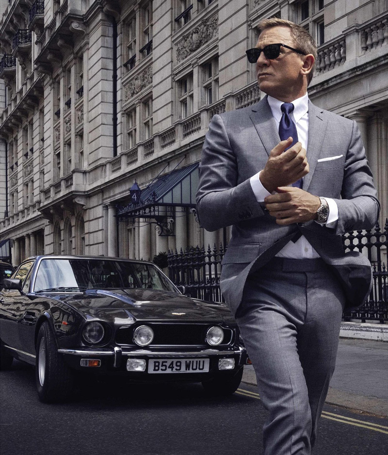 James Bond und er Aston Martin V8 Vantage (© Aston Martin)