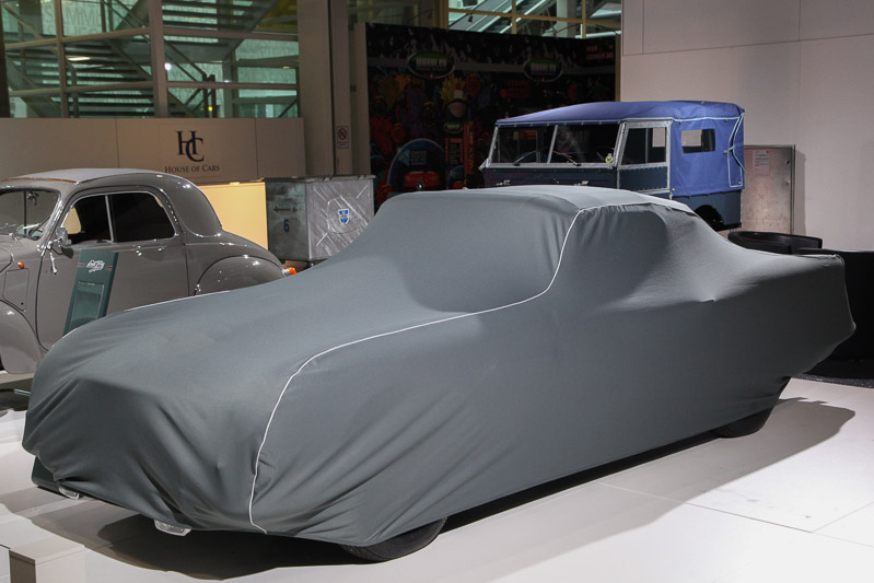 Verhüllter Oldtimer an der Auto Zürich 2021 (© Bruno von Rotz)